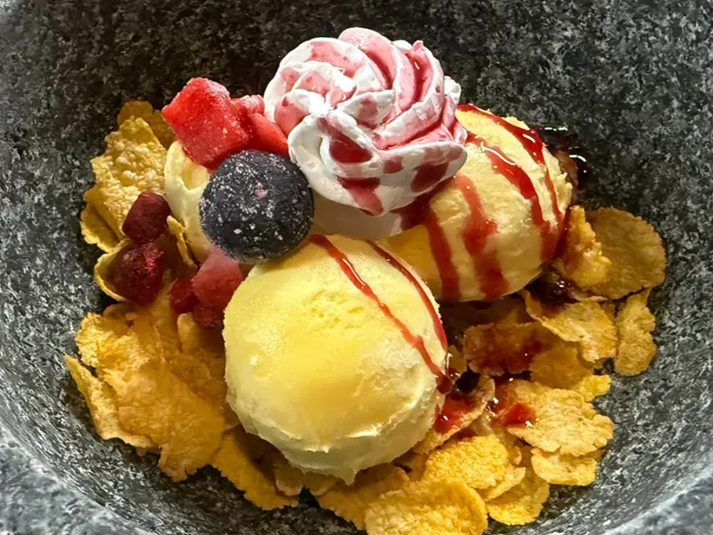 カシスとバニラのストーンアイス