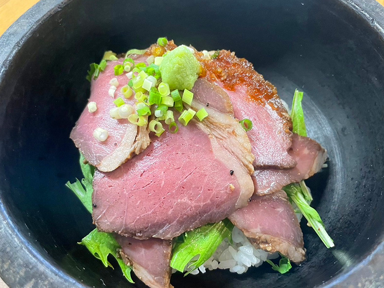 厳選赤身ローストビーフ丼の石焼
