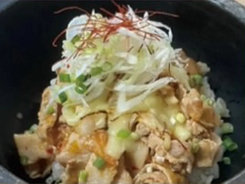 豚キムチととろとろチーズ石焼膳