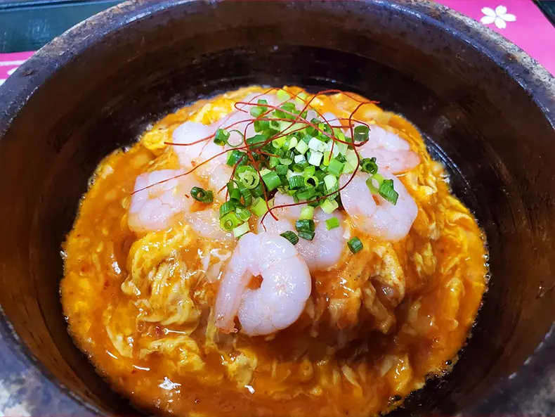 たっぷり海老の石焼チリ玉あんかけ