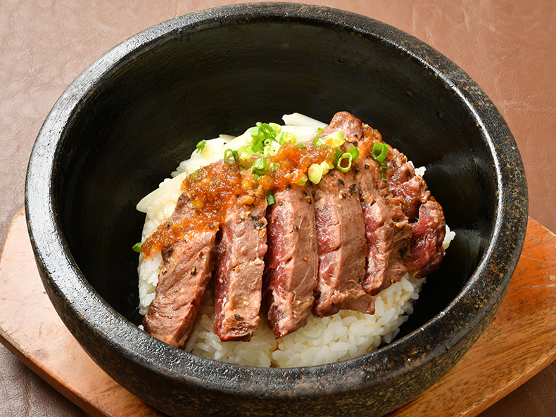 希少部位牛はらみステーキ丼石焼
