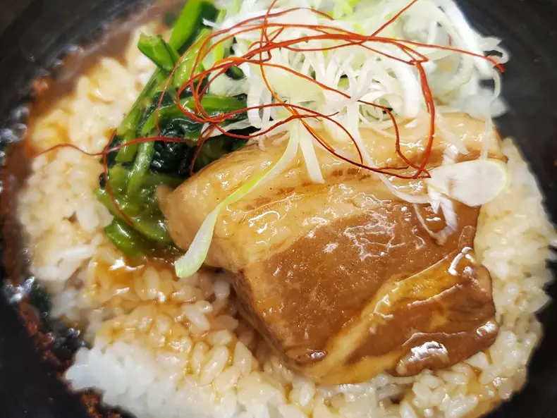 豚の角煮とチンゲン菜のあんかけ石焼