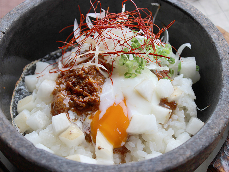 シャキシャキ長いもの温玉ピリ辛肉めし