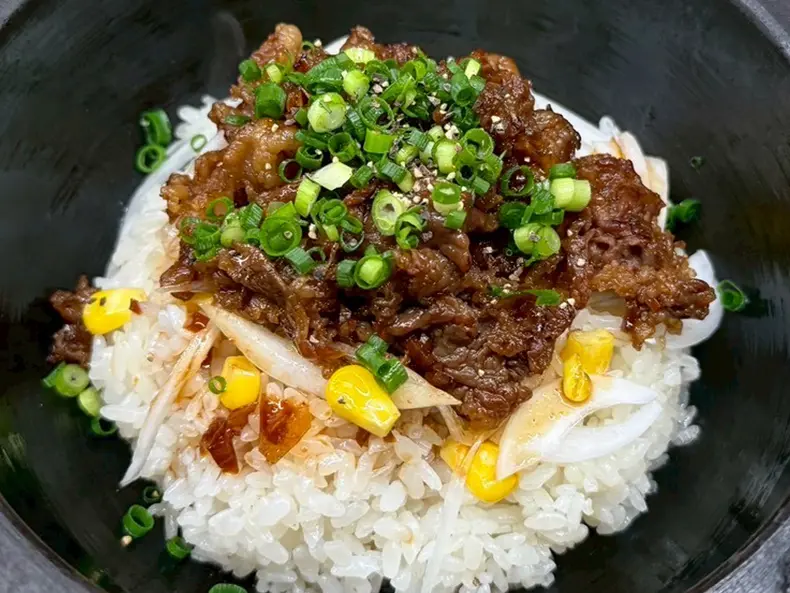 にんにく香る牛肉とコーンの石焼バターめし