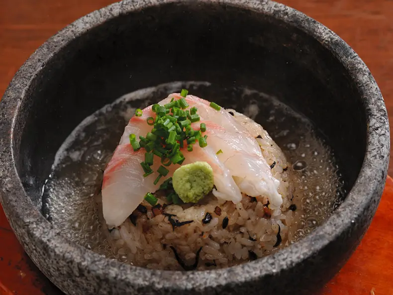 とろろ昆布と五穀めしの鯛茶漬け風石焼