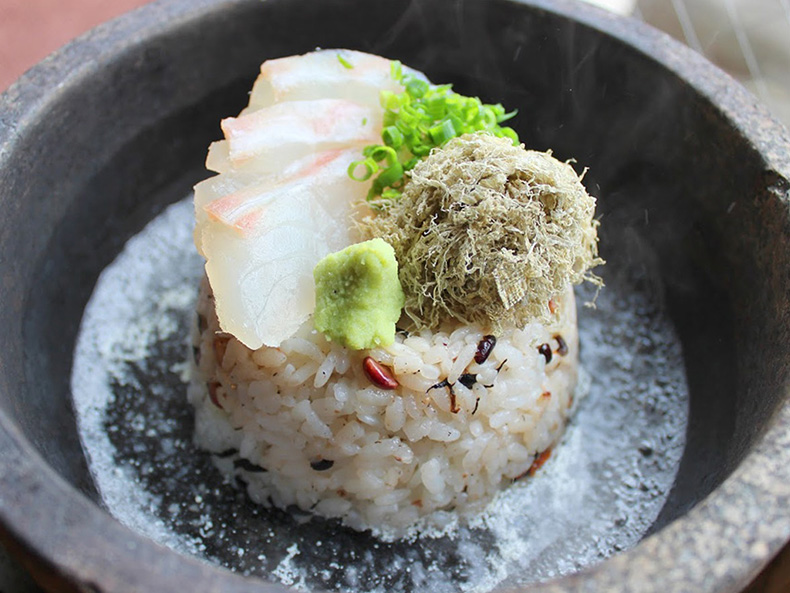 とろろ昆布と白身魚の茶漬け風五穀めし膳
