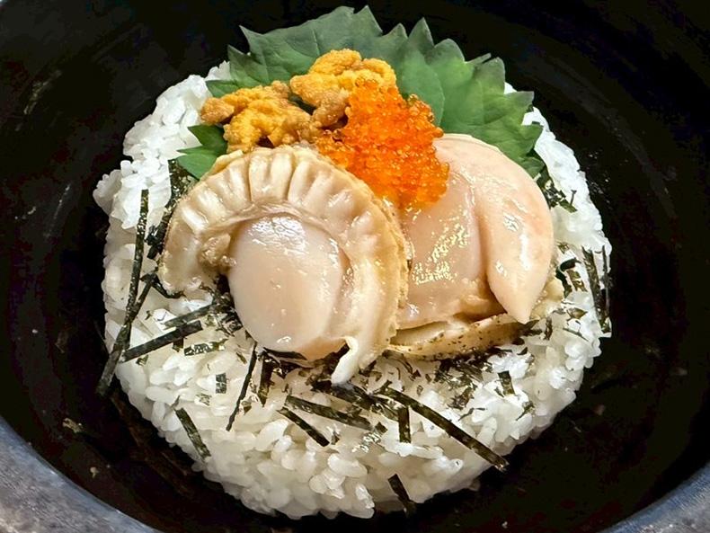 ウニと帆立の石焼どんぶり