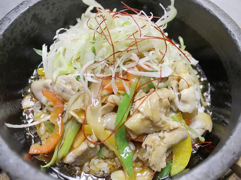 三種の野菜と豚肉のあんかけ石焼膳