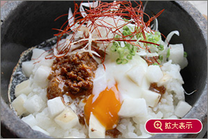 シャキシャキ長いもの温玉ピリ辛肉めし