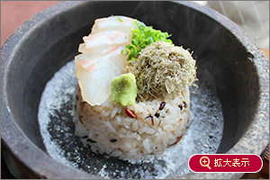 とろろ昆布と鯛の五穀めし茶漬風石焼